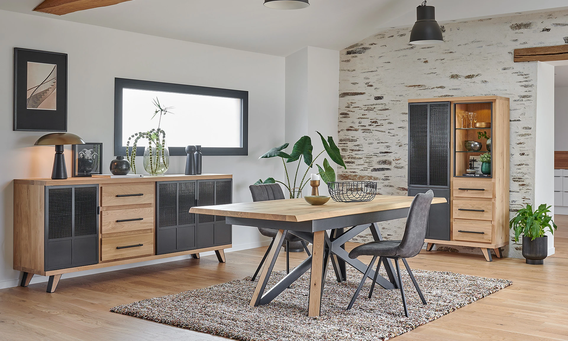 Frame - Table de repas en chêne massif et pied métal